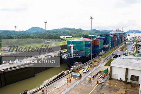 Conteneurs de fret dans un porte-conteneurs sur un quai commercial, Canal de Panama, Panama