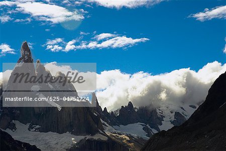 Nuages au dessus des montagnes, Cerro Torre, le Parc National argentin Glaciers, Mt Fitzroy, Chalten, glace sud de Patagonie