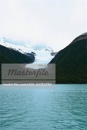Lac en face de la montagne, Argentine Glaciers National Park, lac Argentino, El Calafate, Patagonie, Argentine