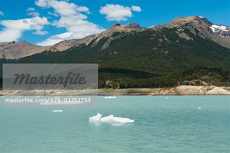 Lac en face des montagnes, le lac Argentino, Patagonie, Argentine