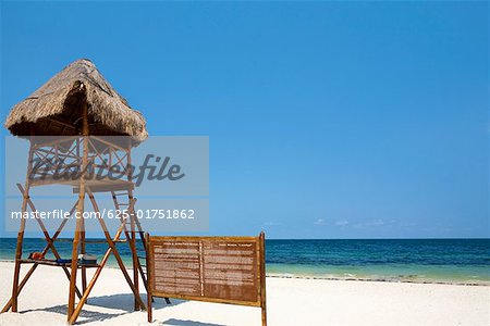 Rettungsschwimmer-Hütte und eine Informationstafel am Strand, Cancun, Mexiko