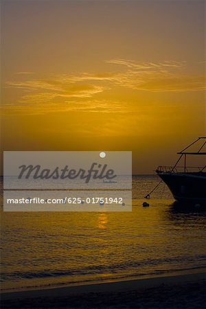 Yacht im Meer bei Sonnenuntergang, West Bay Beach, Roatan, Bay Islands, Honduras