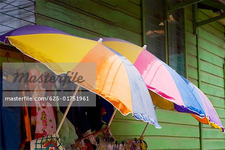 Drei Schirme mit Kleidung in einer Kleidung zu speichern, Coxen Hole, Roatan, Bay Islands, Honduras