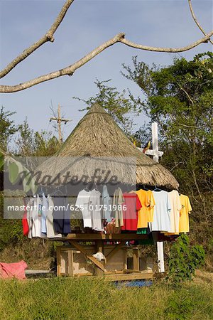 T-shirts accroché à un décrochage, Jonesville, Roatan, Bay Islands, Honduras