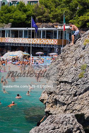 Erhöhte Ansicht von Touristen, die Schwimmen im Meer, Marine Piccola Beach, Capri, Kampanien, Italien