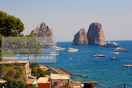Bateaux dans la mer, les rochers Faraglioni, Capri, Campanie, Italie