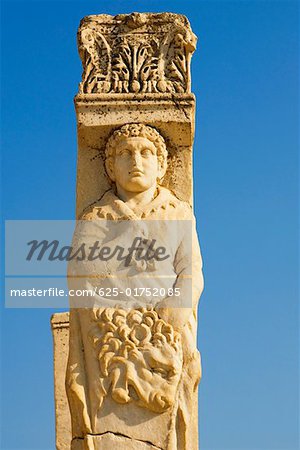 Flachwinkelansicht einer Statue, Ephesos, Türkei