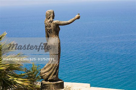 Statue féminine face à la mer, Ephèse, Turquie