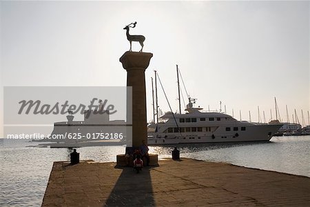 Vue d'angle faible d'un monument, le port de Mandraki, Rhodes, îles du Dodécanèse, Grèce