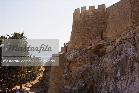 Vue d'angle faible d'une forteresse, Rhodes, îles du Dodécanèse, Grèce