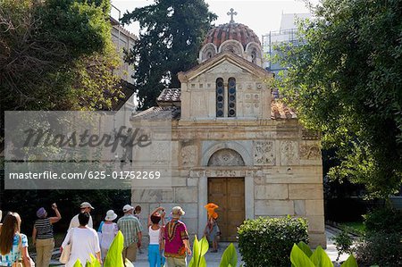 Touristes devant une église de la Panagia Gorgoepikoos, Athènes, Grèce