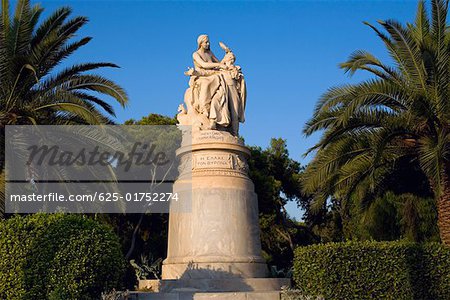 Flachwinkelansicht einer Statue in einen Garten, Nationalgarten, Athen, Griechenland