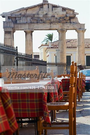 Café trottoir devant les ruines anciennes, Roman Agora, Athènes, Grèce