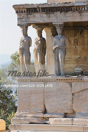 Statuen in einem Tempel, das Erechtheion, Akropolis, Athen, Griechenland