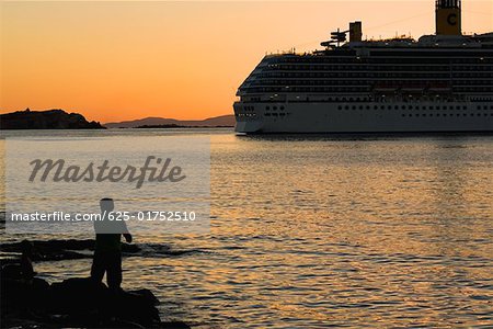 Kontur eines Kreuzfahrtschiffes im Meer, Mykonos, Kykladen, Griechenland