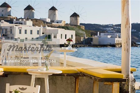 Stühle und Tische in einem Restaurant Mykonos, Kykladen, Griechenland