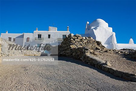 Vue d'angle faible d'une église, église de Paraportiani, Mykonos, Iles Cyclades, Grèce