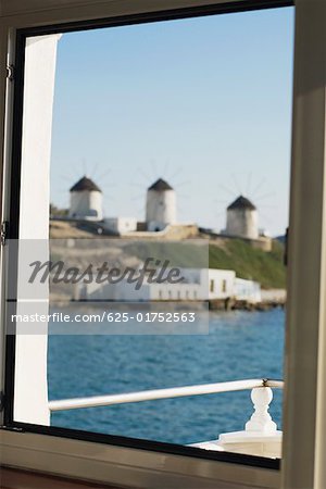 Moulins à vent traditionnels à travers une fenêtre, Mykonos, Iles Cyclades, Grèce
