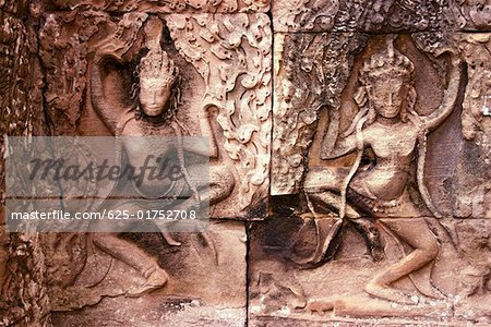 Nahaufnahme der Skulpturen geschnitzt auf der Wand eines Tempels, Angkor Wat, Siem Reap, Kambodscha