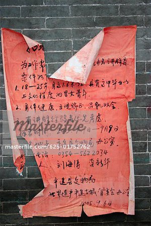 Gros plan d'un poster déchiré sur un mur, Pingyao, Province de Shaanxi, Chine