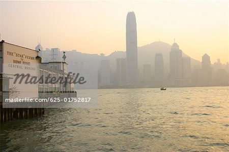 Gratte-ciel sur le front de mer, Wanchai, Hong Kong Island, Hong Kong, Chine