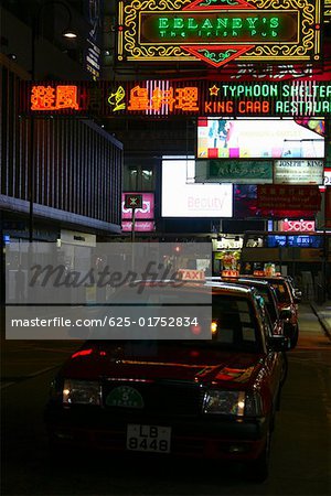 Taxi garé dans une ligne dans un marché, Kowloon, Hong Kong, Chine