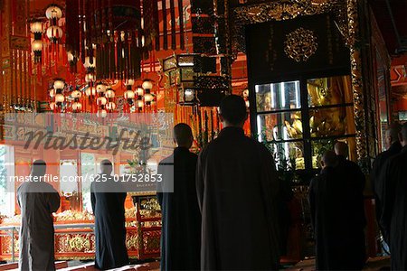 Vue arrière d'un groupe de gens prier dans un monastère, le monastère de Po Lin, Ngong Ping, Lantau, Hong Kong, Chine