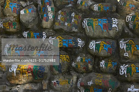 Gros plan d'un script peint sur un mur de Pierre, Swayambhunath, Katmandou, Népal
