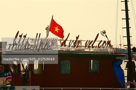 Drapeau vietnamien sur un bateau de la baie d'Halong, Vietnam