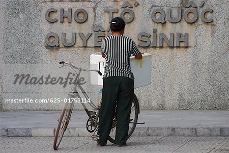 Vue arrière d'une vendeuse de glaces, Hanoi, Vietnam