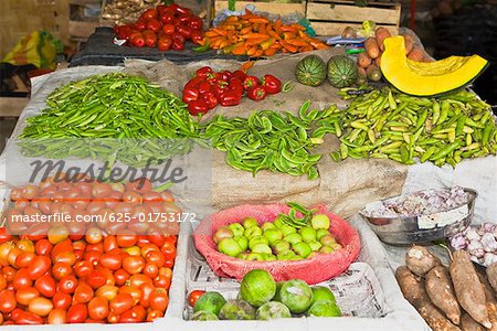 Vue grand angle de légumes assortis à un marché décrochage, région d'Ica Ica, Pérou