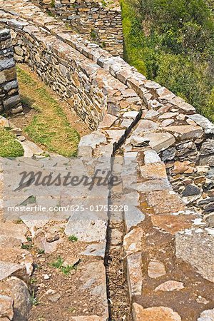 Vue grand angle sur un vieux canal, Choquequirao, Inca, région de Cuzco, Pérou