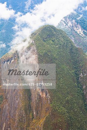Nuages au dessus des montagnes, Mt Putukusi, Cuzco, Pérou