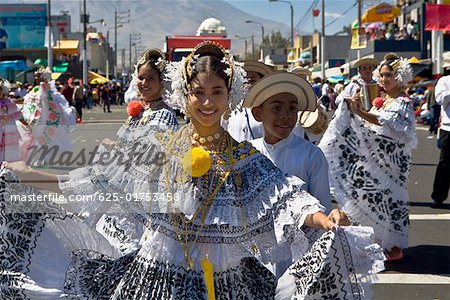 Gruppe von Menschen, die tanzen in einer Parade, Arequipa, Peru