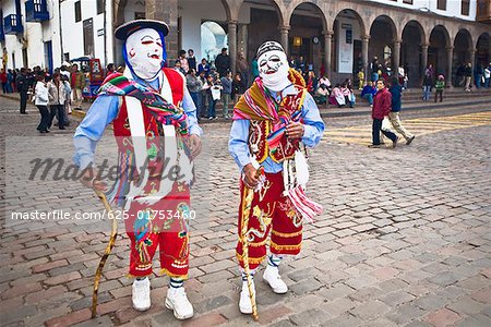 Deux gens vêtus de costumes traditionnels dans un festival, Pérou