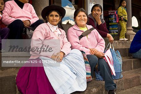 Portrait d'une femme senior avec une femme adulte moyenne assis sur les marches, Pérou