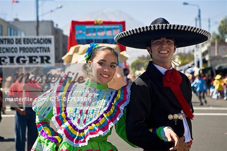 Portrait d'un jeune couple avec le bras dans un défilé, Arequipa, Pérou