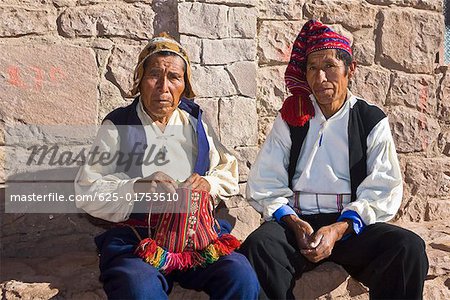Porträt von zwei alte Männer sitzen zusammen, der Insel Taquile, Titicacasee, Puno, Peru