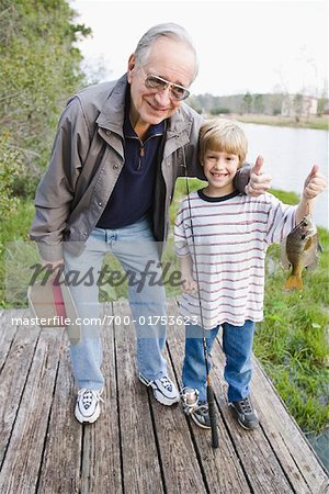 Junge Angeln mit Großvater