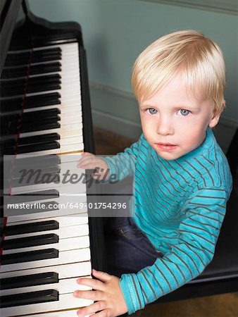 Petit garçon jouer du piano.