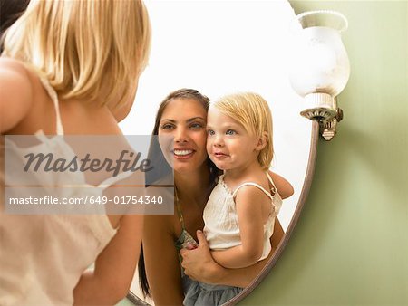 Mère et fille regardant le miroir.