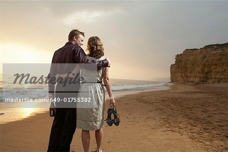 Couple de marcher ensemble sur la plage.