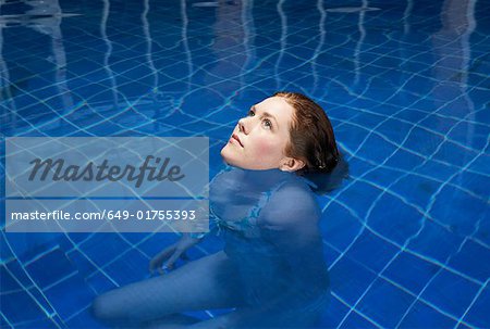 Femme dans une piscine.