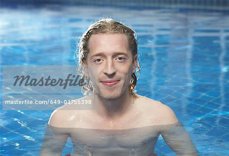 Portrait d'un homme dans une piscine.