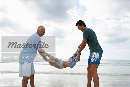 Familie spielen am Strand
