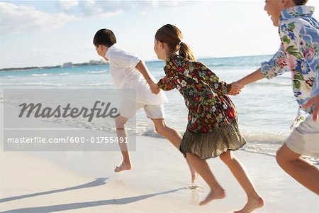 Enfants qui courent sur la plage