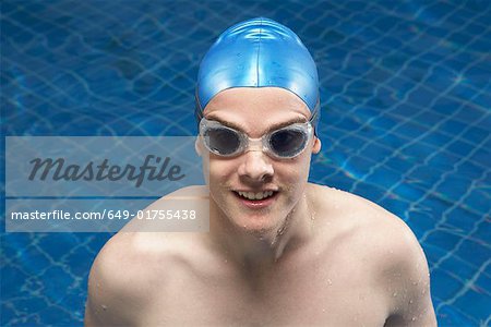 Portrait d'un nageur dans une piscine.