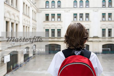 Vue arrière d'un garçon