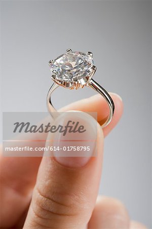 Une femme tenant une bague de fiançailles Une femme tenant une bague de fiançailles