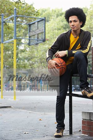 Portrait de l'adolescent avec Basketball